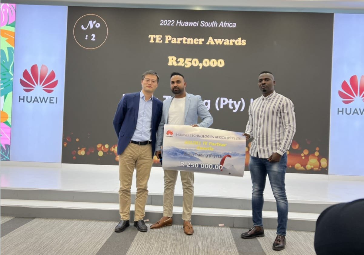 Pridin Group receiving the 2022 Huawei South Africa TE Partner Award of R250,000